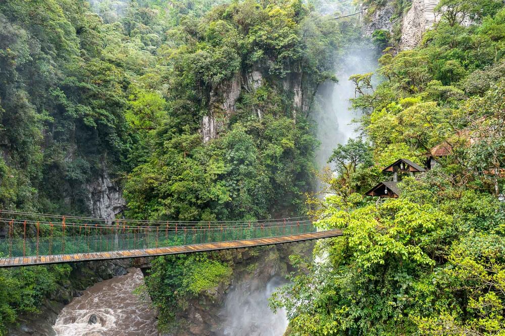 Ein Wasserfall im Regenwald in Ecuador