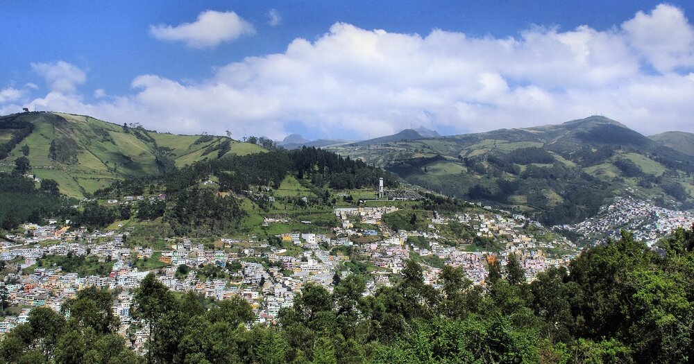 Blick auf eine Stadt in Ecuador, in der ein Projekt für freiwillige Hilfe im Medizinbereich stattfindet.