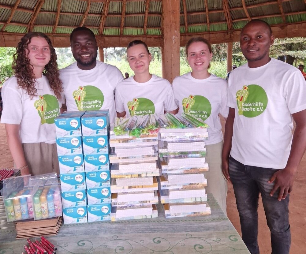 Freiwillige bei einer Spendenaktion in Benin